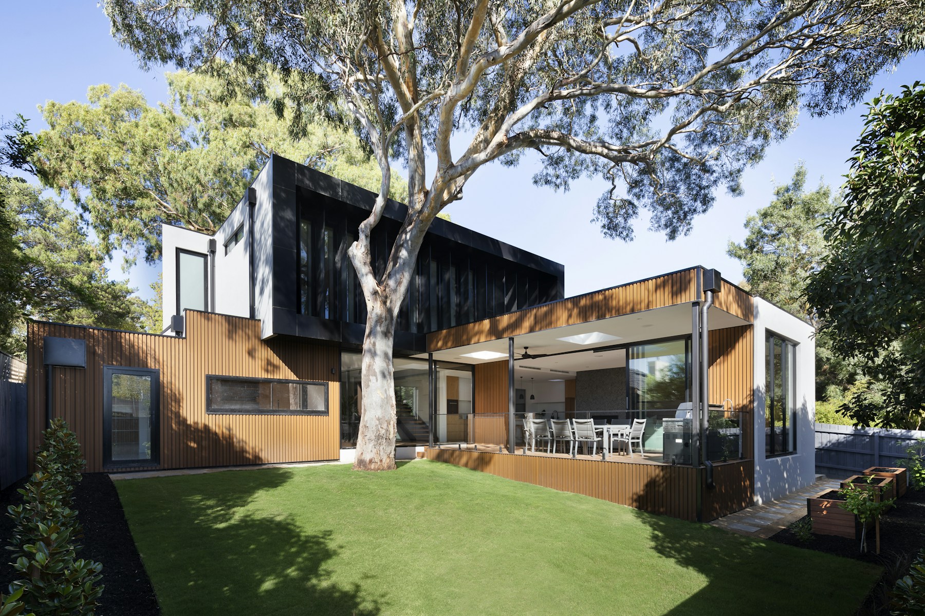 Light-filled Florida contemporary interior with wallcovering